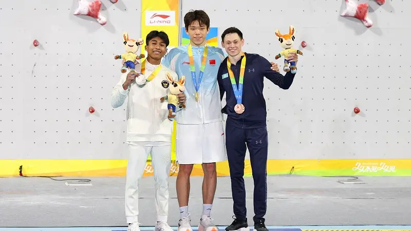 Antasyafi Robby Al Hilmi mempersembahkan medali pertama untuk Kontingen Indonesia setelah meraih perak pada panjat tebing nomor mens speed Asian Beach Games (ABG) 2026 Sanya, China, Selasa (28/4/2026). (NOC Indonesia/Naif Muhammad Al’as)