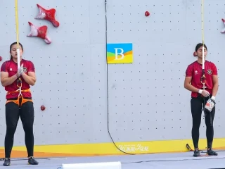 Pasangan atlet panjat tebing putri asal Bali, Desak Made Rita Kusuma Dewi/Kadek Adi Asih, mempersembahkan medali emas bagi Kontingen Indonesia dari cabang olahraga panjat tebing pada Asian Beach Games 2026 Sanya, China. (NOC Indonesia/Naif Muhammad Al’as)