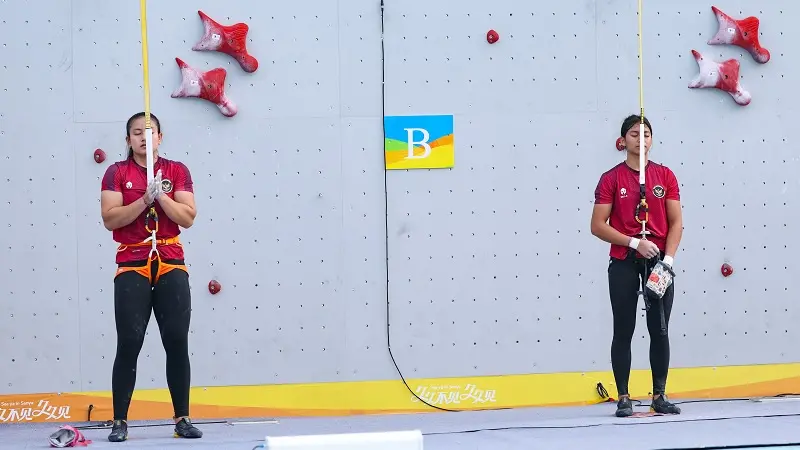 Pasangan atlet panjat tebing putri asal Bali, Desak Made Rita Kusuma Dewi/Kadek Adi Asih, mempersembahkan medali emas bagi Kontingen Indonesia dari cabang olahraga panjat tebing pada Asian Beach Games 2026 Sanya, China. (NOC Indonesia/Naif Muhammad Al’as)