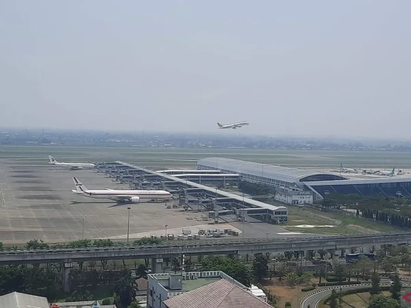 Dampak Cuaca Ekstrem, Belasan Penerbangan di Bandara Soetta dialihkan