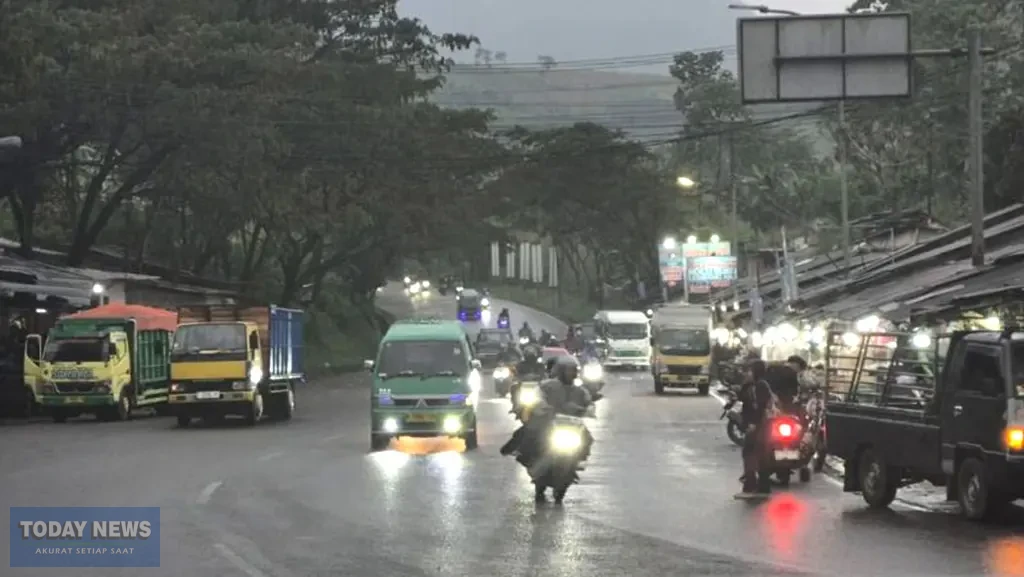 disparekraf-bandung-tekankan-kewaspadaan-wisatawan-di-puncak-musim-hujan-69d2263ca7870