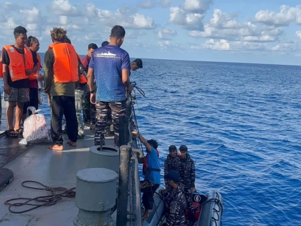 TNI AL Evakuasi Korban Kapal Terbakar di Laut Natuna Utara, 11 ABK Selamat