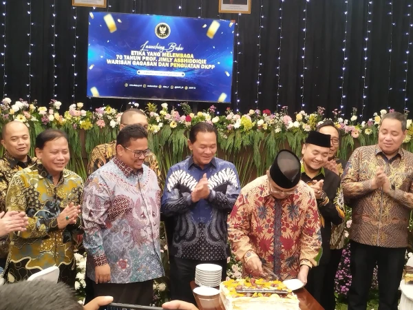 Kelakar Isu Seleksi Penyelenggara Pemilu Warnai Moment Peluncuran Buku yang Memuat Gagasan Jimly Asshiddiqie