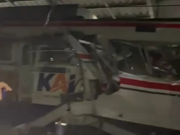 PT KAI: Proses Evakuasi Insiden Commuter Line Tertabrak KA di Bekasi Masih Berlanjut