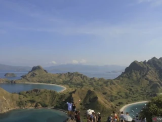 Kunjungan-Wisatawan-ke-Pulau-Padar-230525-KH-1.jpg