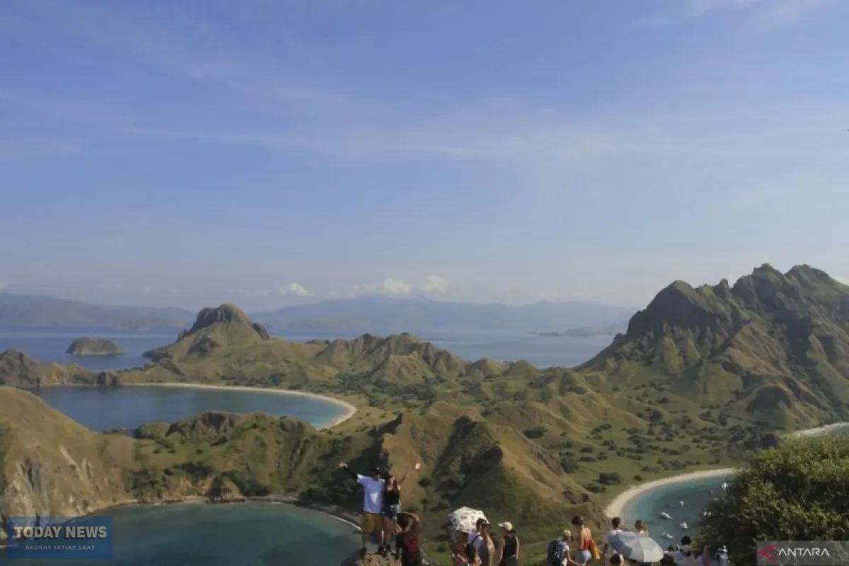 Kunjungan-Wisatawan-ke-Pulau-Padar-230525-KH-1.jpg