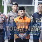 mantan-bupati-bekasi-jalani-pemeriksaan-kpk-kasus-dugaan-suap-proyek-1767678740931_169