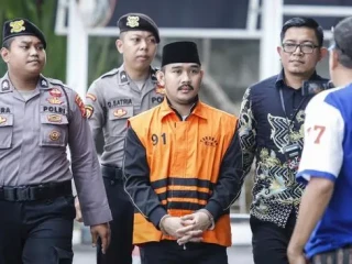 mantan-bupati-bekasi-jalani-pemeriksaan-kpk-kasus-dugaan-suap-proyek-1767678740931_169