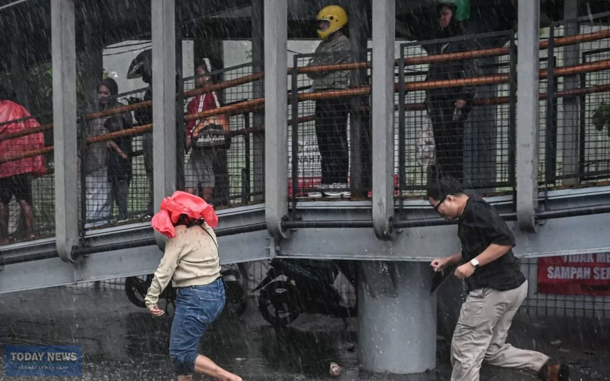 prakiraan-bmkg-hujan-ringan-dominasi-cuaca-di-sejumlah-wilayah-indonesia-010706