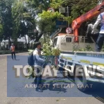 PJU Tertutup Pohon, Dishub Bandung Gerak Cepat Pangkas dan Terangi Jalan