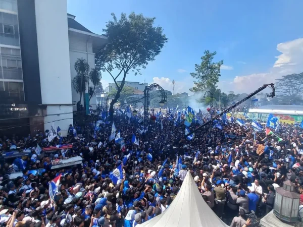 Mapag Persib Juara! Sejak Pagi Ratusan Bobotoh Sudah Penuhi Jalan Asia Afrika