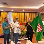 Mayjen TNI (Purn) Budi Sulistijono menerima petaka Federasi Hockey Indonesia (FHI) setelah terpilih untuk kedua kalinya menjadi Ketua Umum Pengurus Pusat (PP) FHI periode 2026-2030. dalam Musayawarah Nasional (Munas) FHI di Jakarta, Kamis (30/4/2026). (PP FHI)