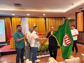 Mayjen TNI (Purn) Budi Sulistijono menerima petaka Federasi Hockey Indonesia (FHI) setelah terpilih untuk kedua kalinya menjadi Ketua Umum Pengurus Pusat (PP) FHI periode 2026-2030. dalam Musayawarah Nasional (Munas) FHI di Jakarta, Kamis (30/4/2026). (PP FHI)
