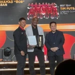 Pelatih Timnas Hockey Indonesia, Muhammad Dhaarma Raj menerima piala dan piagam Penghargaan Pelatih Terbaik dari Menteri Pemuda Olahraga (Menpora) Erick Thohir dan Ketua Umum Komite Olimpiade Indonesia (KOI)/Presiden NOC Indonesia Raja Sapta Oktohari pada The Game Changer NOC Indonesia Award 2026 di Hotel Fairmont Senayan, Jakarta, Sabtu (9/5/2026). (NOC Indonesia/ Naif Muhammad Al-As)