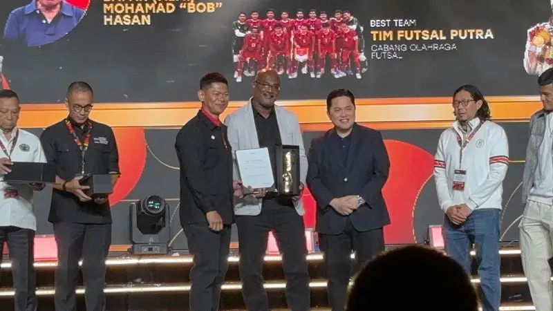 Pelatih Timnas Hockey Indonesia, Muhammad Dhaarma Raj menerima piala dan piagam Penghargaan Pelatih Terbaik dari Menteri Pemuda Olahraga (Menpora) Erick Thohir dan Ketua Umum Komite Olimpiade Indonesia (KOI)/Presiden NOC Indonesia Raja Sapta Oktohari pada The Game Changer NOC Indonesia Award 2026 di Hotel Fairmont Senayan, Jakarta, Sabtu (9/5/2026). (NOC Indonesia/ Naif Muhammad Al-As)