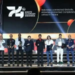 Para peraih penghargaan The Game Changer Award NOC Indonesia berpose dengan Menteri Pemuda dan Olahraga (Menpora) Erick Thohir dan Ketua Umum Komite Olimpiade Indonesia (KOI)/NOC Indonesia Raja Sapta Oktohari di Jakarta, Sabtu (9/5/2026). (NOC Indonesia/ Naif Muhammad Al-As)