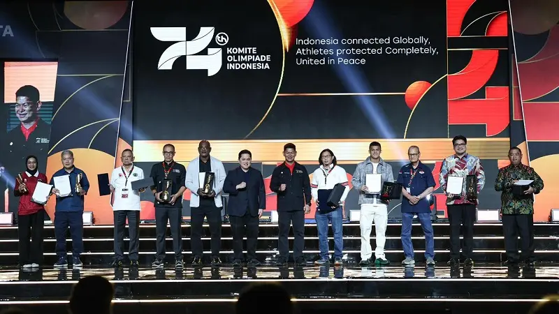 Para peraih penghargaan The Game Changer Award NOC Indonesia berpose dengan Menteri Pemuda dan Olahraga (Menpora) Erick Thohir dan Ketua Umum Komite Olimpiade Indonesia (KOI)/NOC Indonesia Raja Sapta Oktohari di Jakarta, Sabtu (9/5/2026). (NOC Indonesia/ Naif Muhammad Al-As)