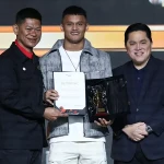 Rizki Juniansyah menerima piala dan piagam Penghargaan Best of The Best dari Menteri Pemuda Olahraga (Menpora) Erick Thohir dan Ketua Umum Komite Olimpiade Indonesia (KOI)/Presiden NOC Indonesia Raja Sapta Oktohari pada The Game Changer NOC Indonesia Award 2026 di Hotel Fairmont Senayan, Jakarta, Sabtu (9/5/2026). (NOC Indonesia/ Naif Muhammad Al-As)