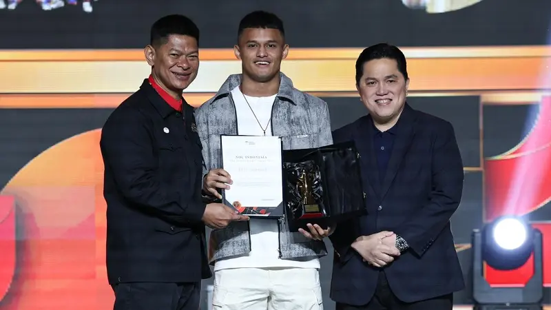 Rizki Juniansyah menerima piala dan piagam Penghargaan Best of The Best dari Menteri Pemuda Olahraga (Menpora) Erick Thohir dan Ketua Umum Komite Olimpiade Indonesia (KOI)/Presiden NOC Indonesia Raja Sapta Oktohari pada The Game Changer NOC Indonesia Award 2026 di Hotel Fairmont Senayan, Jakarta, Sabtu (9/5/2026). (NOC Indonesia/ Naif Muhammad Al-As)