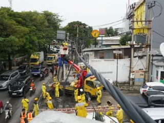 Sudin Bina Marga Jakbar Tertibkan Kabel Udara Semrawut Sepanjang 4 Km