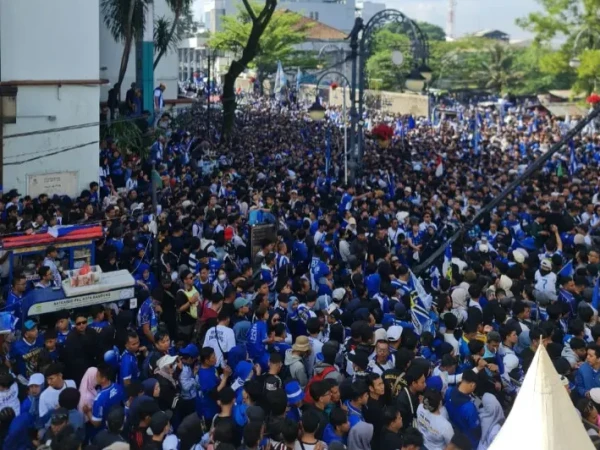 Bandung Lautan Biru! Warga Sambut Antusias Pesta Hatrick Juara Persib