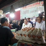 Menteri Perdagangan Budi Santoso mendampingi Menteri Koordinator Bidang Pangan Zulkifli Hasan meninjau berbagai komoditas barang kebutuhan pokok (bapok) di Pasar Palmerah, Jakarta pada Rabu, (13/5).