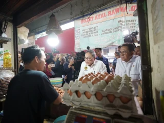 Menteri Perdagangan Budi Santoso mendampingi Menteri Koordinator Bidang Pangan Zulkifli Hasan meninjau berbagai komoditas barang kebutuhan pokok (bapok) di Pasar Palmerah, Jakarta pada Rabu, (13/5).