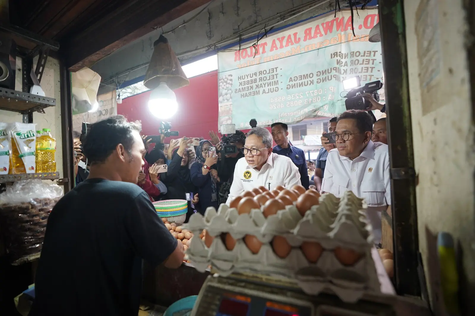 Menteri Perdagangan Budi Santoso mendampingi Menteri Koordinator Bidang Pangan Zulkifli Hasan meninjau berbagai komoditas barang kebutuhan pokok (bapok) di Pasar Palmerah, Jakarta pada Rabu, (13/5).