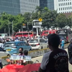 Aksi May Day: Ribuan Buruh Terus Padati Silang Monas