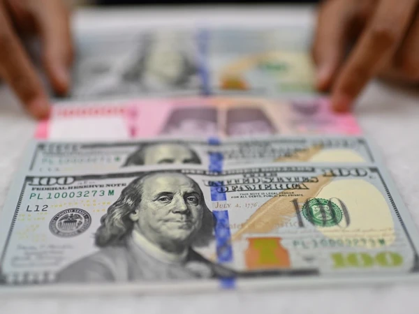 Rupiah Melemah, Prospek Kenaikan Suku Bunga The Fed Jadi Sorotan