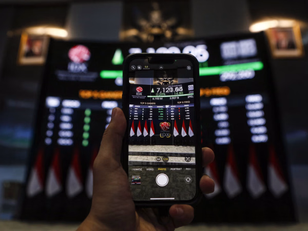 IHSG Ditutup Menguat, Saham Sektor Energi Jadi Motor Penggerak