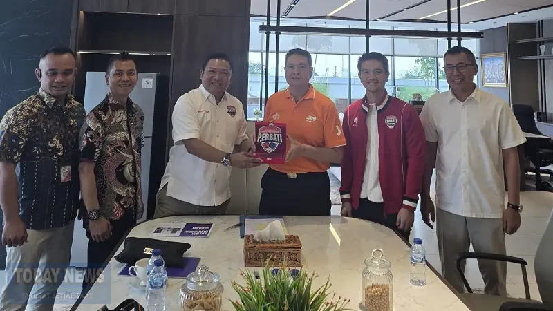 Kepala Dinas Pemuda dan Olahraga (Kadispora) DKI Jakarta, Andri Yansyah saat menerima Ketua Harian PERBATI Kahar Novian Herbowo dan Sekjen Hengky Silatang di Kantor Kadispora DKI Jakarta, Kamis (25/6/2026). (Ist)