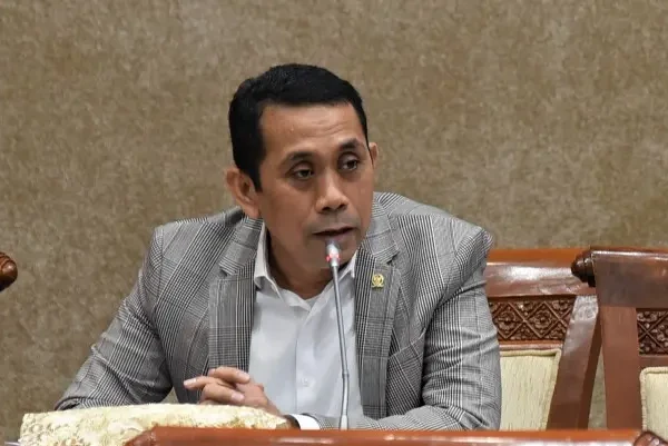 Pelemahan Rupiah Tak Cukup Diatasi dengan Kebijakan Moneter Jangka Pendek