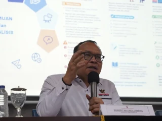 Anggota Ombudsman RI, Robert Na Endi Jaweng saat konferensi pers Penyampaian Hasil Rapid Assessment "Akuntabilitas Pelayanan Publik Dalam Insiden Kecelakaan Kereta Api Bekasi Timur di Kantor Ombudsman, Rabu (1/7/2026)