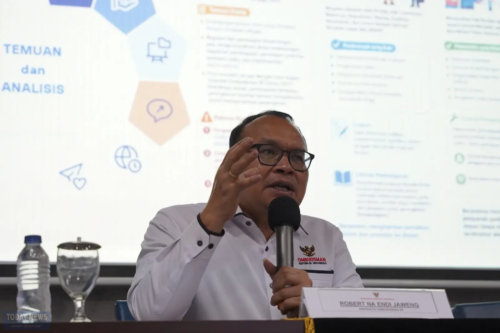 Anggota Ombudsman RI, Robert Na Endi Jaweng saat konferensi pers Penyampaian Hasil Rapid Assessment "Akuntabilitas Pelayanan Publik Dalam Insiden Kecelakaan Kereta Api Bekasi Timur di Kantor Ombudsman, Rabu (1/7/2026)