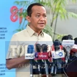 Bahlil Laporkan Proyek PLTS 100 GW hingga Progres Listrik Desa ke Prabowo