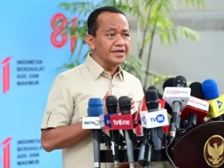 Bahlil Laporkan Proyek PLTS 100 GW hingga Progres Listrik Desa ke Prabowo