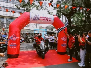 Delapan Feders Riders tiba di Jakarta setelah menempuh perjalanan dari Surabaya dalam rangkaian Feders Road to 38.