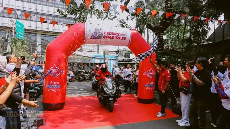 Delapan Feders Riders tiba di Jakarta setelah menempuh perjalanan dari Surabaya dalam rangkaian Feders Road to 38.