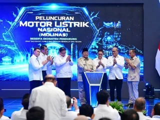Presiden Prabowo Subianto secara resmi meluncurkan Motor Listrik Nasional (MoLiNas) beserta ekosistem pendukungnya di Fasilitas Produksi ALVA, Cikarang, Kabupaten Bekasi, Provinsi Jawa Barat, Kamis, 13 Agustus 2026. (Foto: BPMI Setpres/Muchlis Jr)