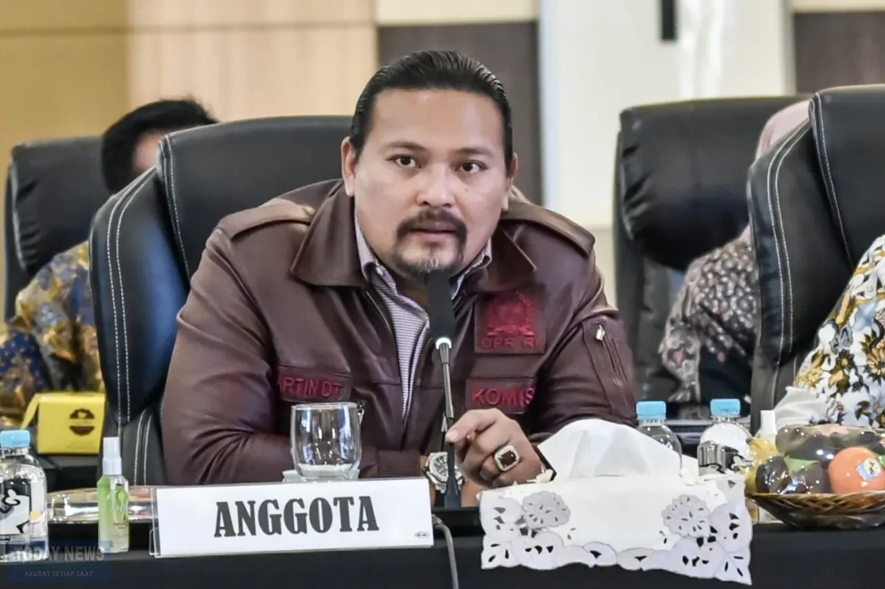 Anggota_Komisi_III_DPR_RI__Martin_Daniel_Tumbelaka__saat_pertemuan_dengan_jajaran_Polda_dan_Kejati_L20250222201611