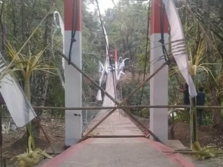 jembatan-gantung-pongpet-di-pangandaran-jabar-ambruk-saat-dilintasi-rombongan-bupati-pangandaran-citra-pitriyami-tni-ad-menjel-1788152615046_169