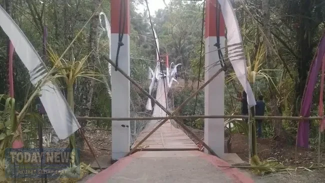 jembatan-gantung-pongpet-di-pangandaran-jabar-ambruk-saat-dilintasi-rombongan-bupati-pangandaran-citra-pitriyami-tni-ad-menjel-1788152615046_169