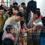 Malam-malam Prabowo Sambangi Warga Eks Bantaran Rel di Senen