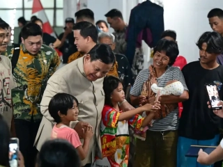 Malam-malam Prabowo Sambangi Warga Eks Bantaran Rel di Senen