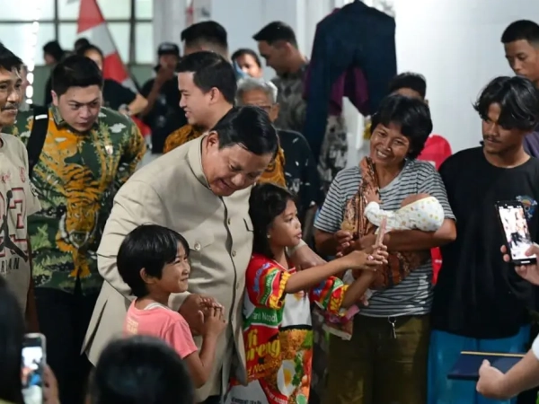 Malam-malam Prabowo Sambangi Warga Eks Bantaran Rel di Senen
