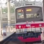 Penumpang Diduga Lompat ke Rel Tanah Abang Dievakuasi Petugas