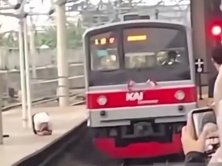 Penumpang Diduga Lompat ke Rel Tanah Abang Dievakuasi Petugas