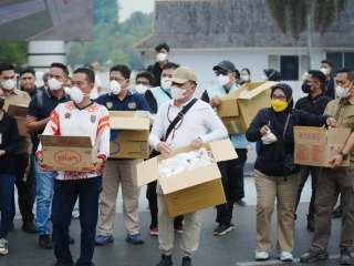 Tangani Dampak Karhutla, Gubernur Kalteng Bersama Ratusan Jurnalis Bagikan Masker dan Perluas Distribusi Air Bersih