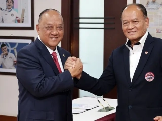 Ketua Umum PP KBI 2026 – 2030 Ngatino bersalam komando dengan Ketua Umum KONI Pusat Letjen TNI (Purn) Marciano Norman pada pelantikan PP KBI di Jakarta, Rabu (16/9/2026). (Foto: Istimewa)